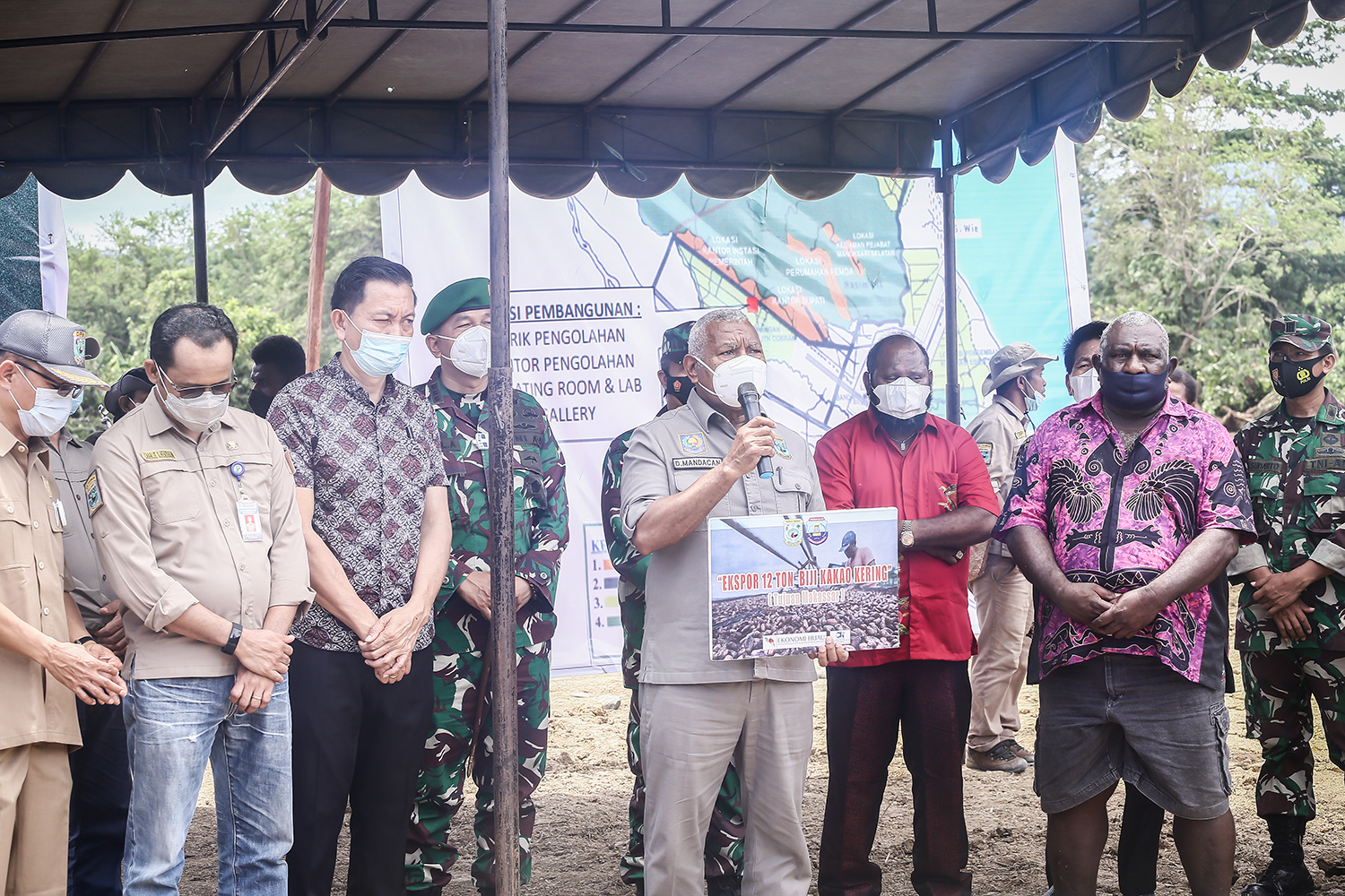 Penyerahan secara símbolis ekspor 12 ton kakao kering oleh Gubernur Papua Barat kepada ketua Koperasi Ebier Suth Cokran Ransiki, Yusuf Kawey
