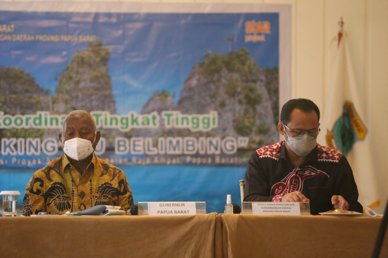 Kepala Badan Penelitian dan Pengembangan Daerah Provinsi Papua Barat Mendamping Gubernur Papua Barat pada sesi diskusi StAr Project