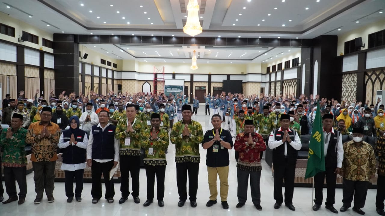 Pj Gubernur Papua Barat didampingi sejumlah pimpinan daerah foto bersama para calon jemaah haji dari perwakilan Provinsi Papua Barat dan Provinsi Sulawesi Selatan